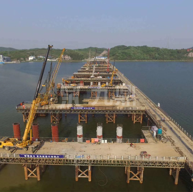 將貝雷片分片用吊車吊到河床岸邊人工抬運(yùn)到拼裝平臺(tái)上