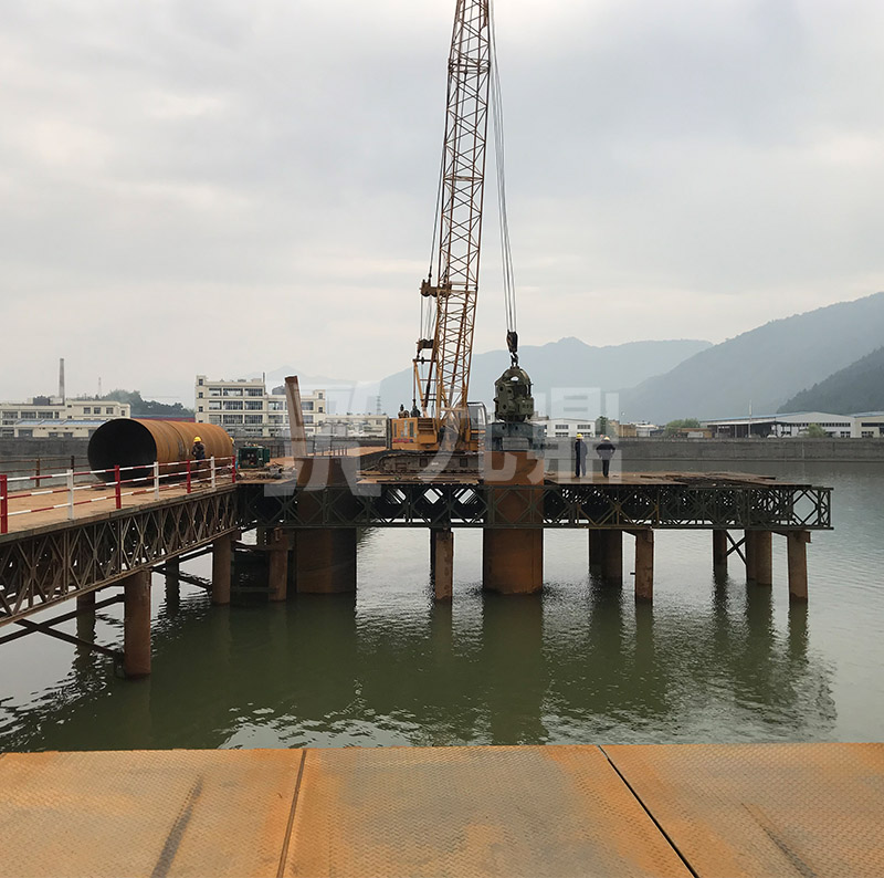   應(yīng)急貝雷鋼便橋和固定貝雷鋼便橋具有構(gòu)件少，重量輕，成本低的特點(diǎn)